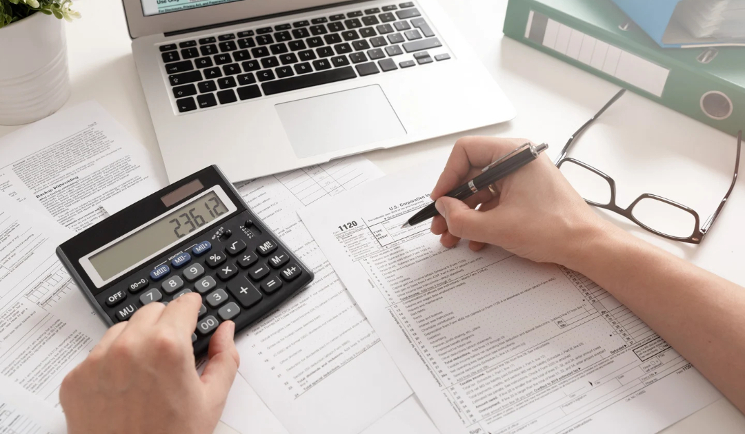 Profesional analizando documentación financiera para la gestión y diversificación del patrimonio empresarial